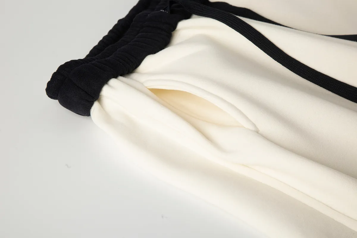P230 White background picture [Fleet in winter] Style number: 25130# Color: black/navy blue/dark gray/light gray/white gray/beige/light khaki Size: S-XL - Ralph Lauren/Ralph Lauren 2025FW autumn and winter plus velvet contrasting waist design drawstring scimitar version lazy feeling loose couple sweatpants - brushed face velvet lining one piece for winter - custom dyed trouser cord hanging hardware The details are in place - loose fit, scimitar legs, loose upper body without looking too big - RL/lazy autumn and winter sweatpants, a pair of casual sweatpants that are very suitable for CleanFit. Loose fit scimitar fit trousers can be used as couple wear. It has a relaxed feel for daily wear. Contrasting color shakes to increase the overall sense of layering. The sense of drape is visible to the naked eye. The design of the trouser legs can be closed, which can also be very warm and versatile in winter.